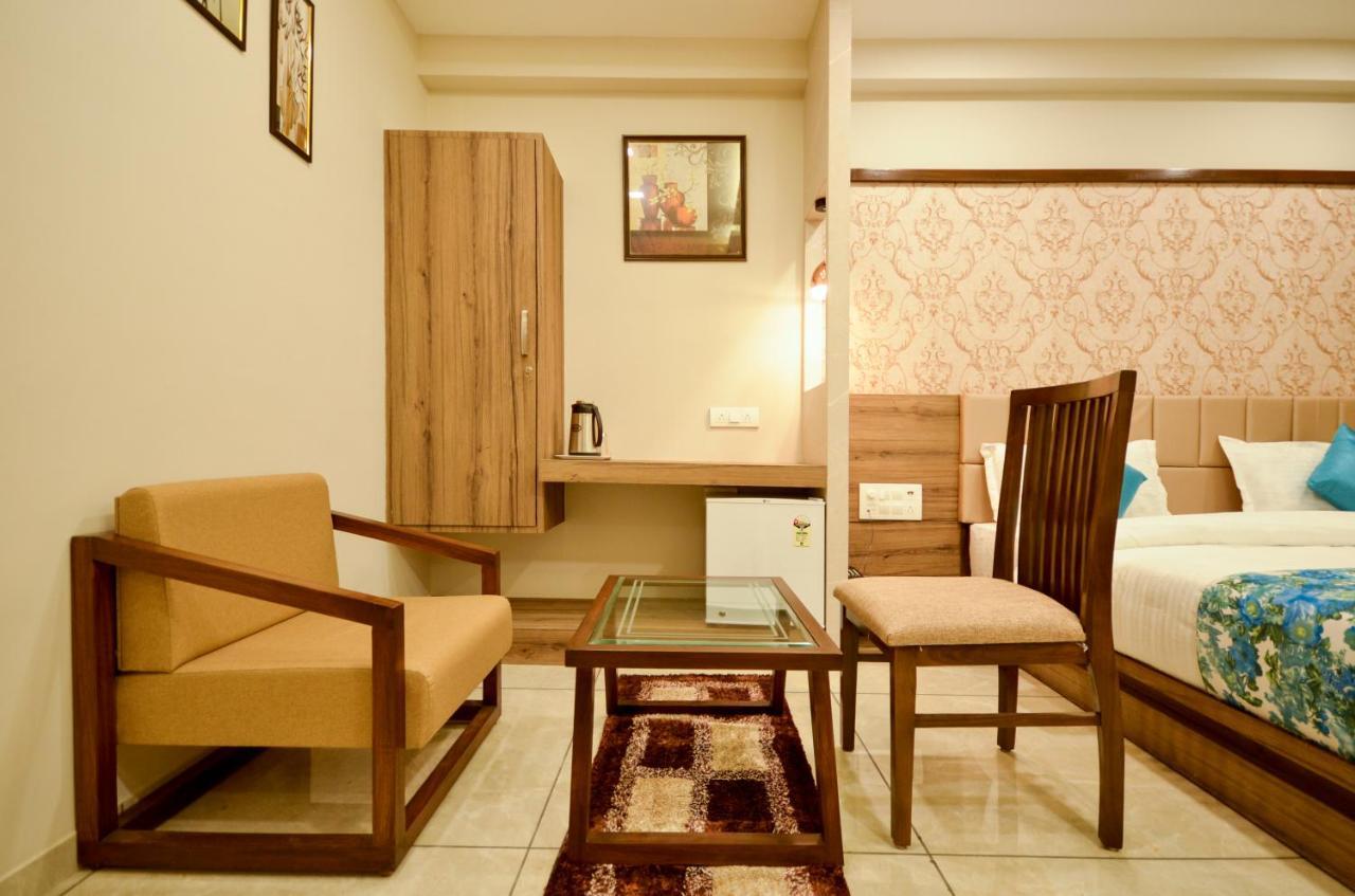 Hotel Repose Ahmedabad Eksteriør billede
