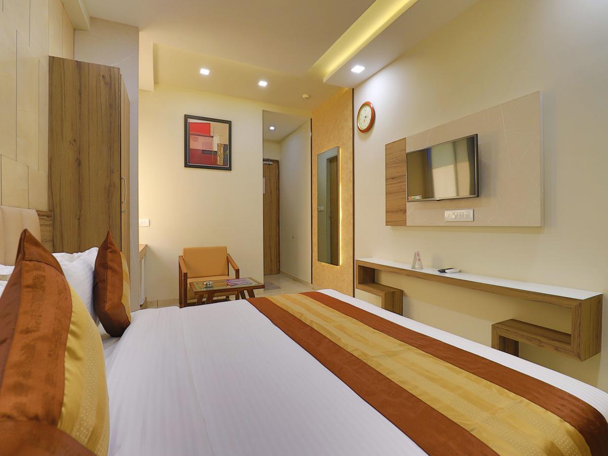 Hotel Repose Ahmedabad Eksteriør billede