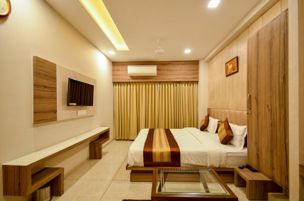 Hotel Repose Ahmedabad Eksteriør billede