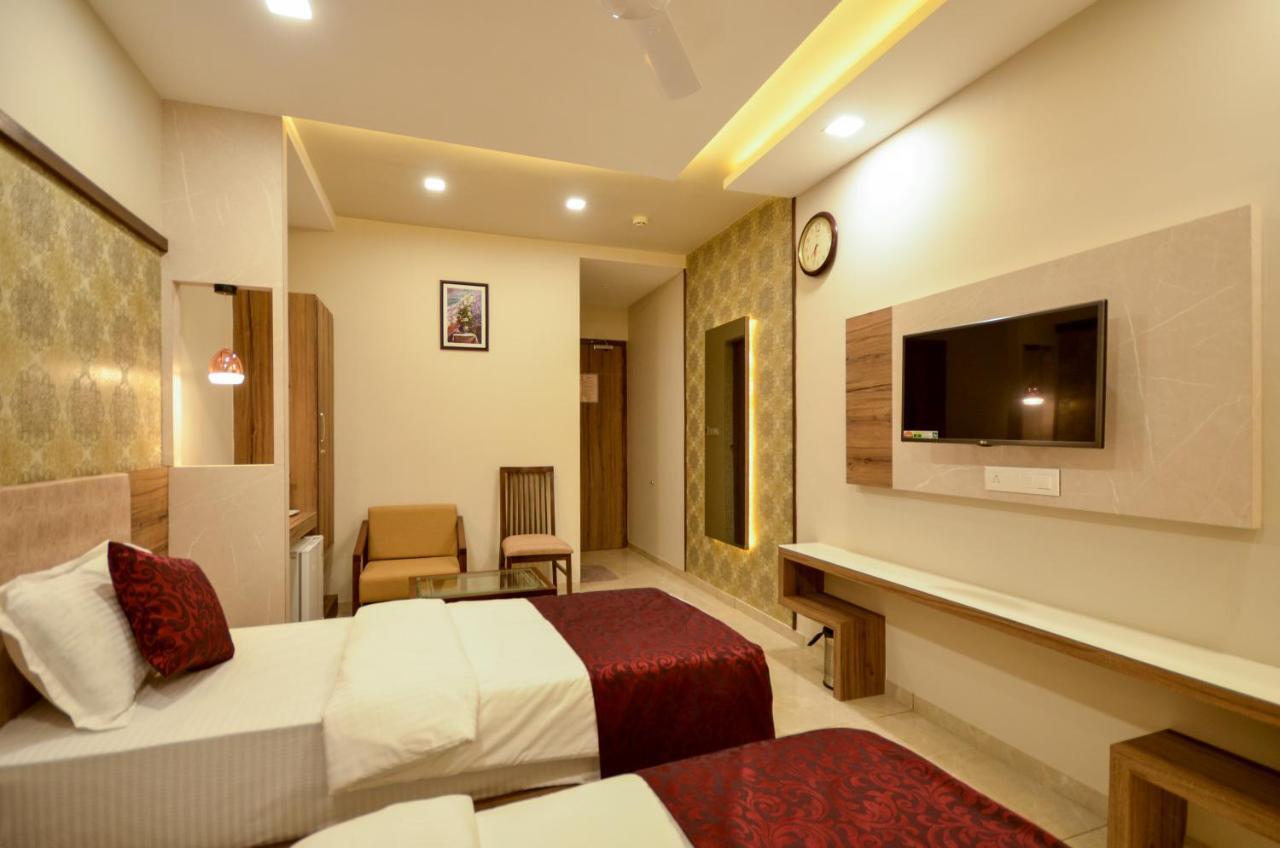 Hotel Repose Ahmedabad Eksteriør billede