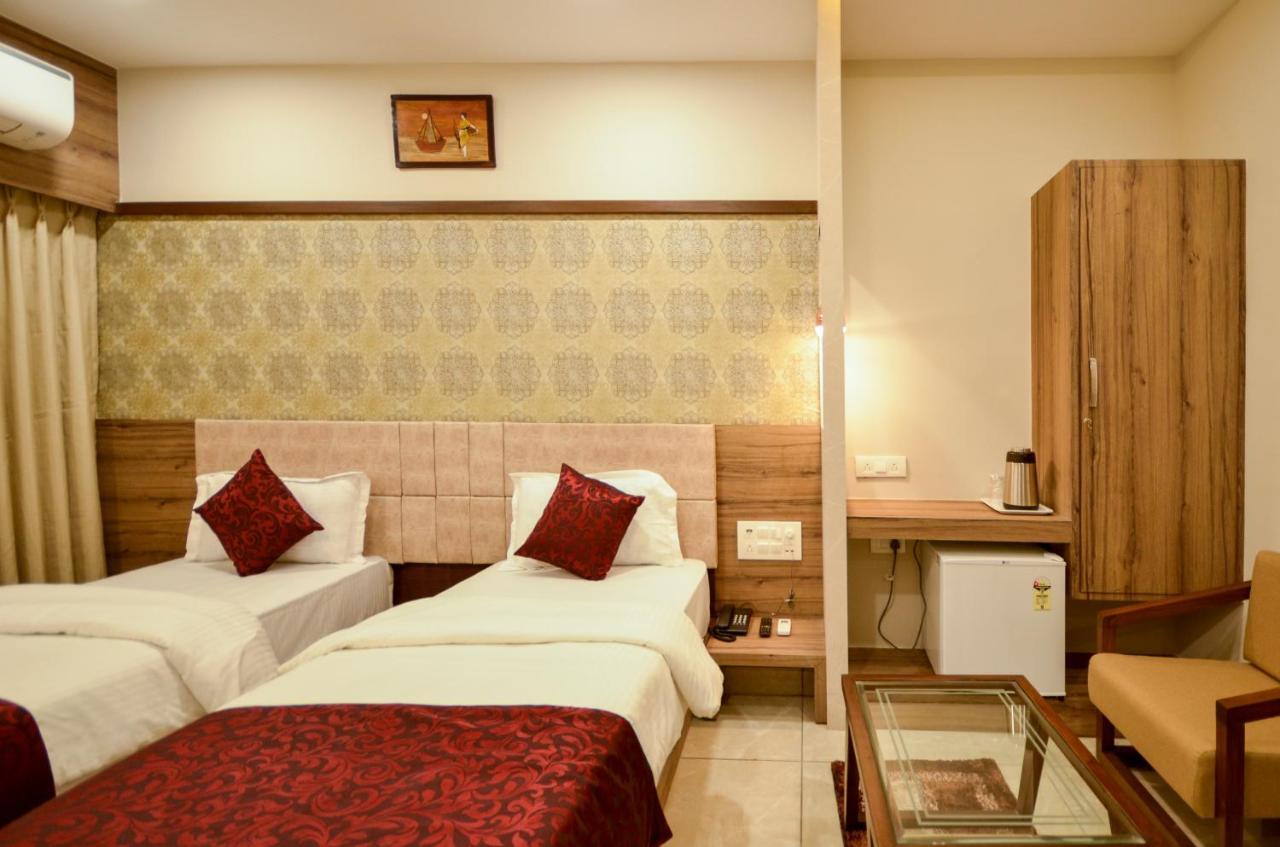 Hotel Repose Ahmedabad Eksteriør billede
