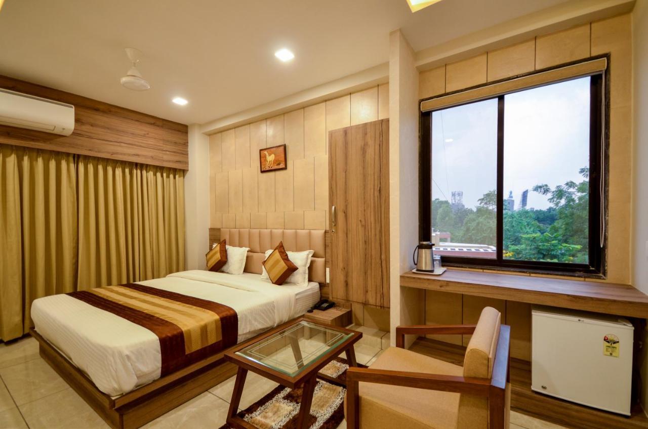 Hotel Repose Ahmedabad Eksteriør billede