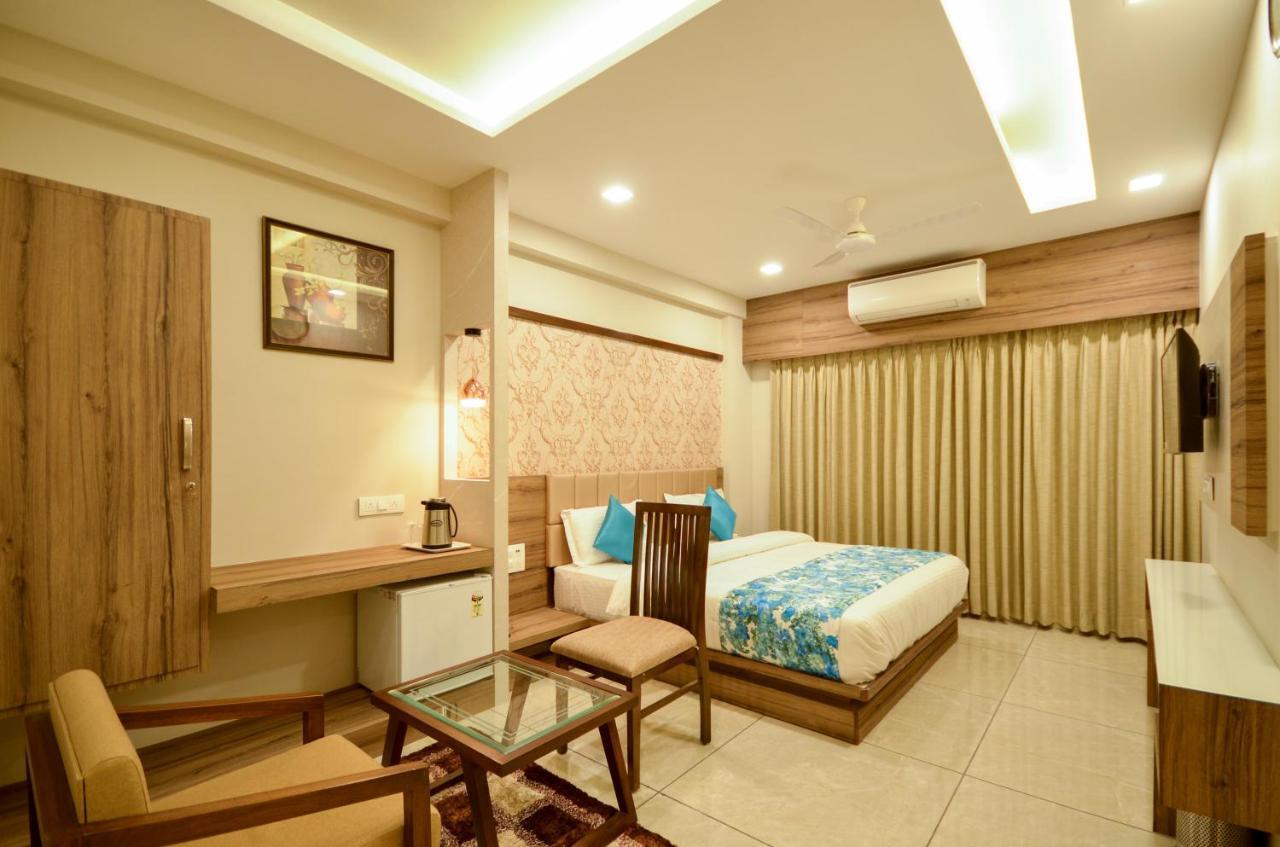 Hotel Repose Ahmedabad Eksteriør billede